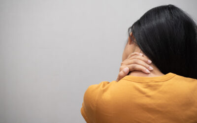 Is it true that having large breasts causes back pain?