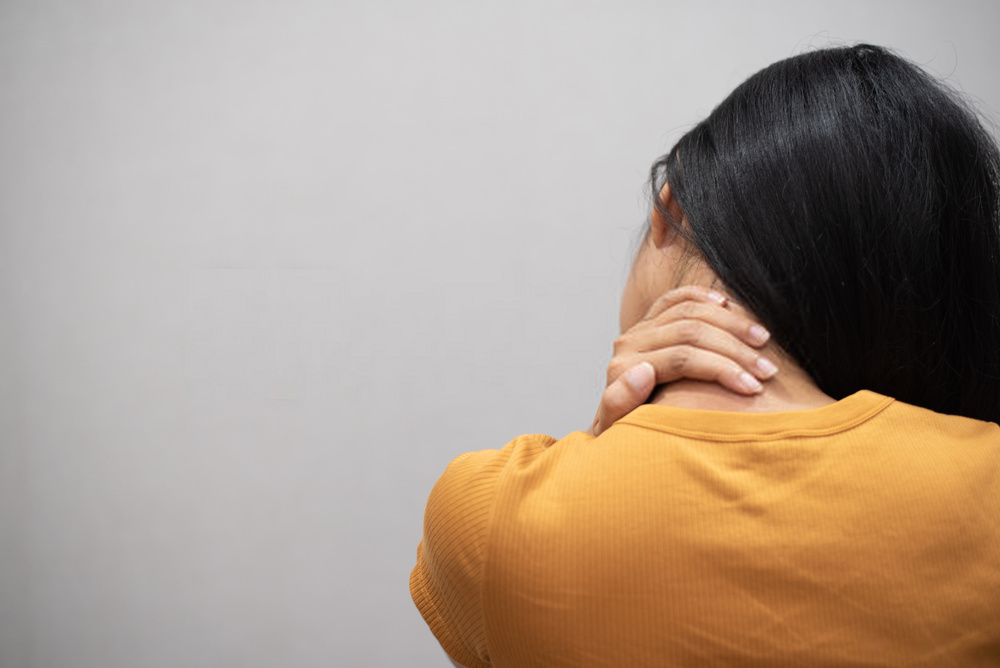 Is it true that having large breasts causes back pain Is it true that having large breasts causes back pain
